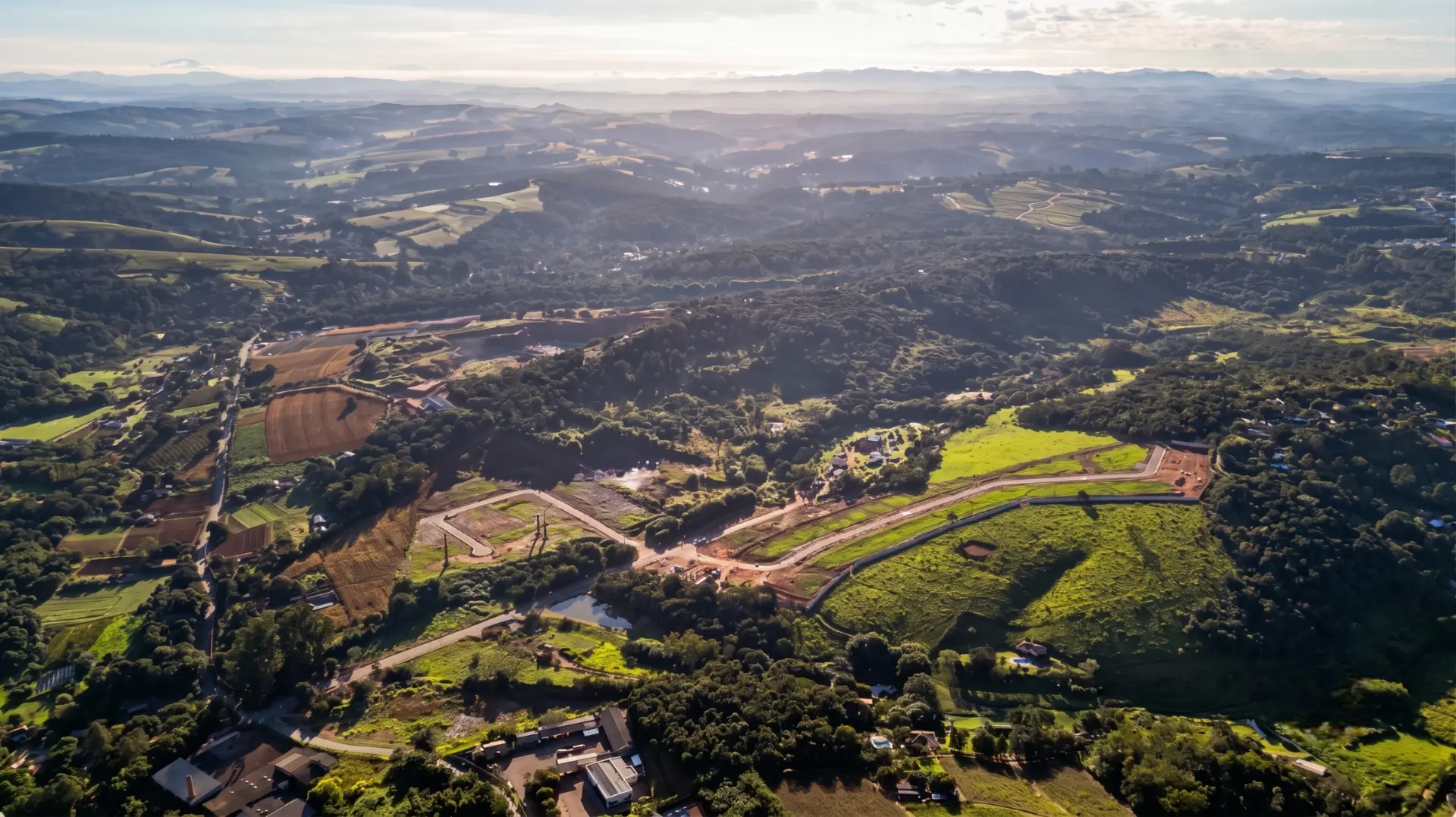 Vista panorâmica do Villaggio Caxambu com quadra de tênis e chaminés históricas